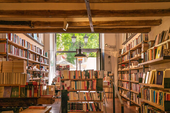 La Memòria, la librería sin separación de géneros